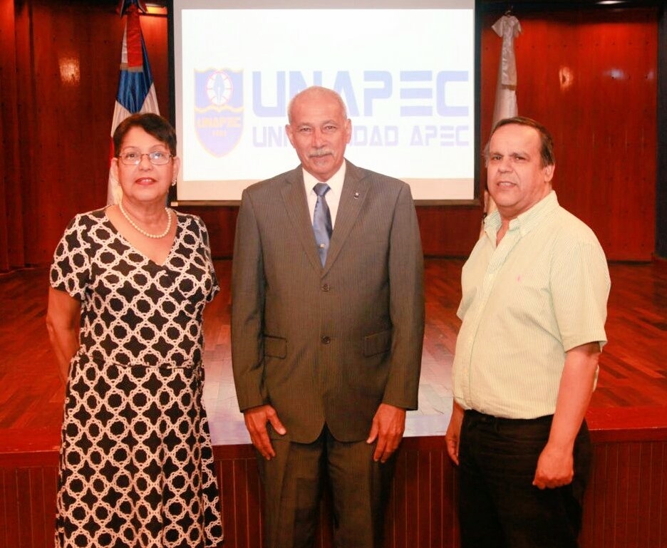 Autoridades de UNAPEC junto a Orlando Inoa. 