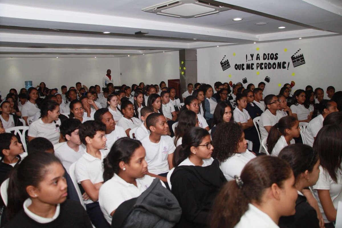 Ángel Muñiz proyecta en el Colegio APEC su película “Y a Dios que me perdone”.