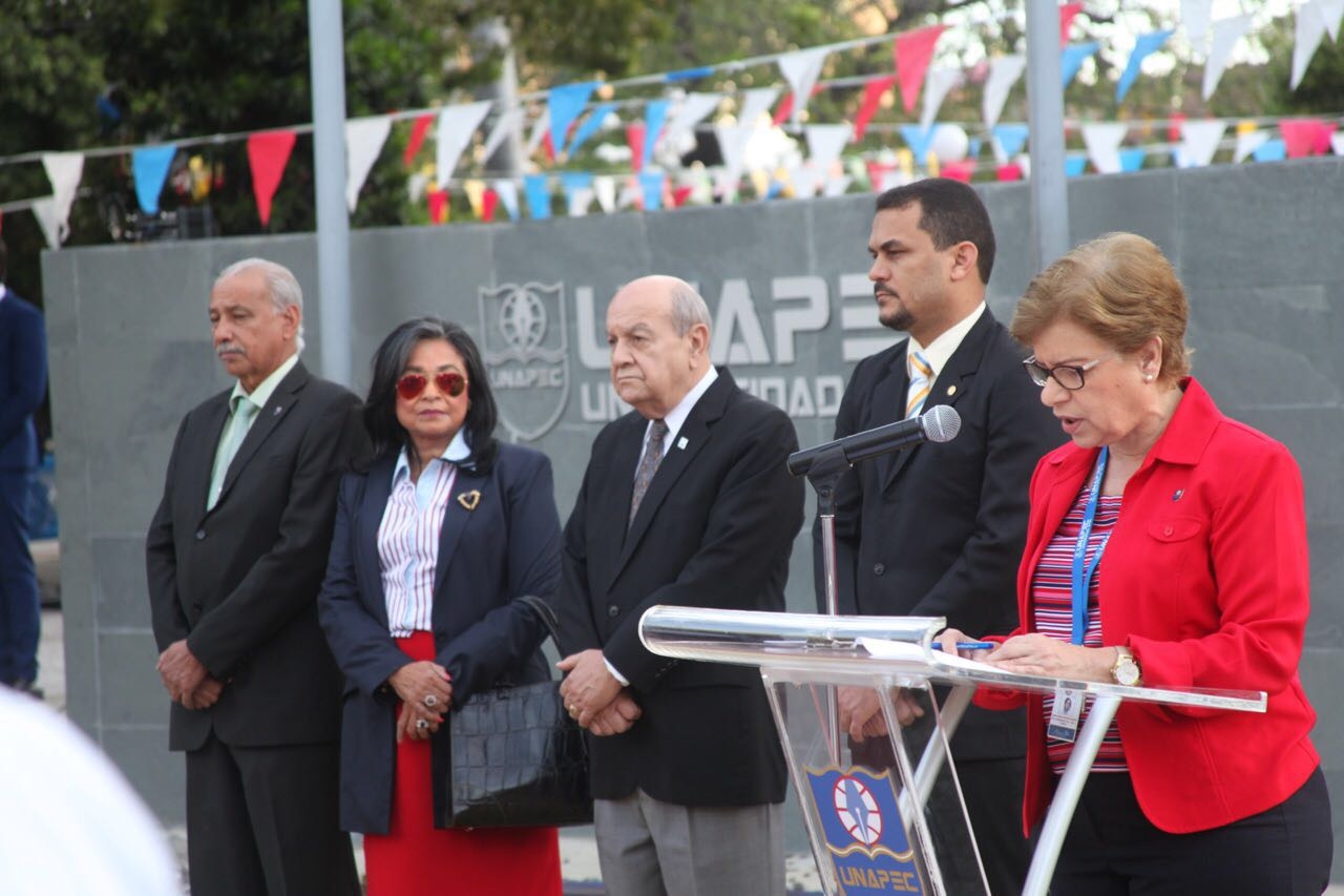 UNAPEC rinde tributo a la Bandera Dominicana.