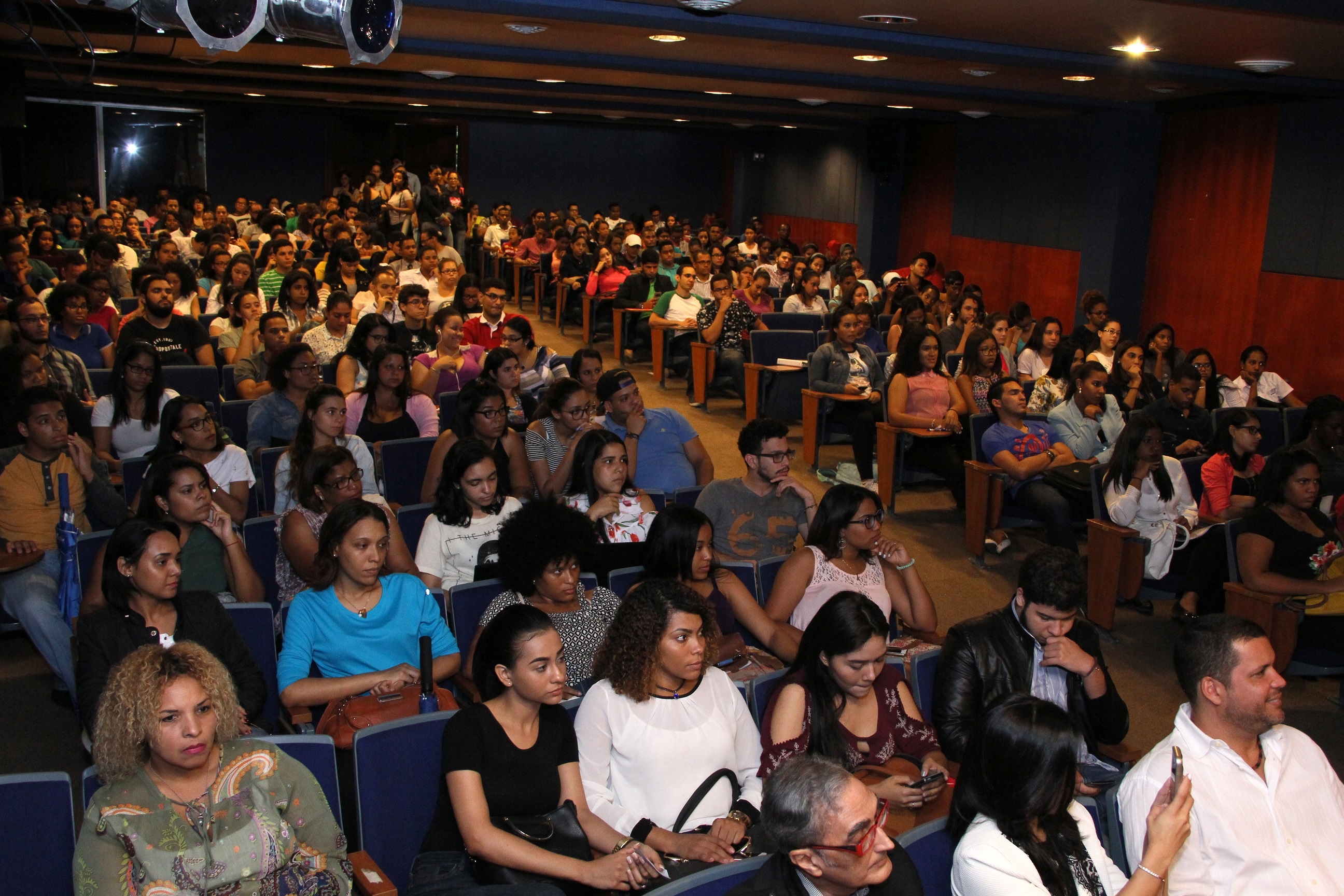 Estudiantes de UNAPEC disfrutan proyección del documental República del Color