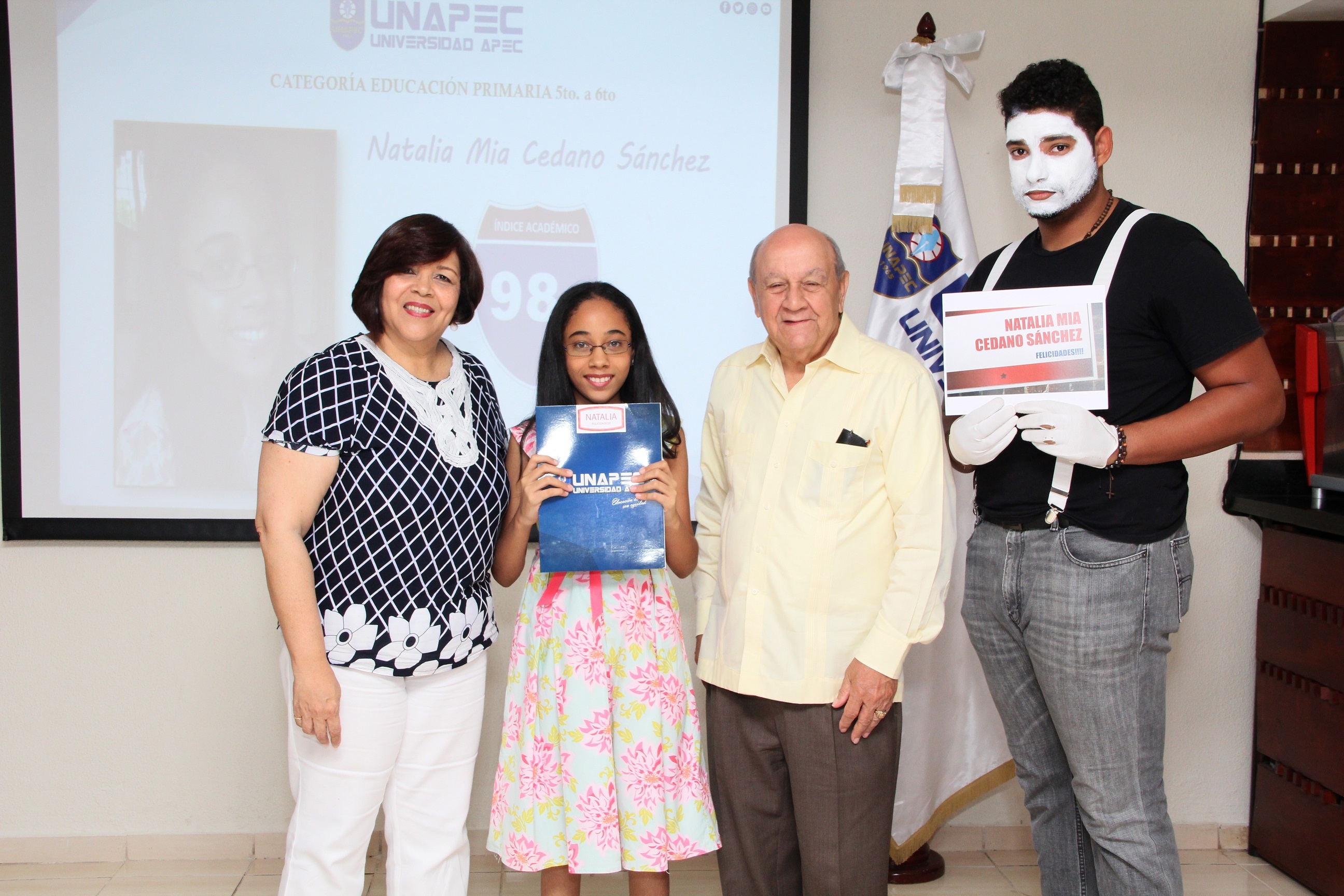 UNAPEC reconoce hijos de colaboradores con altos indices académicos durante el año escolar 2016-2017