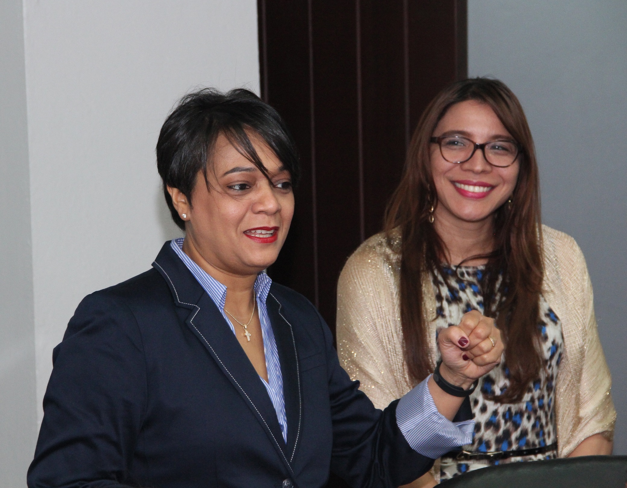 Raysa Pérez, Decana de Estudiantes, junto a Geisha Carpio, directora de Admisiones y Reclutamiento Estudiantil de UNAPEC.